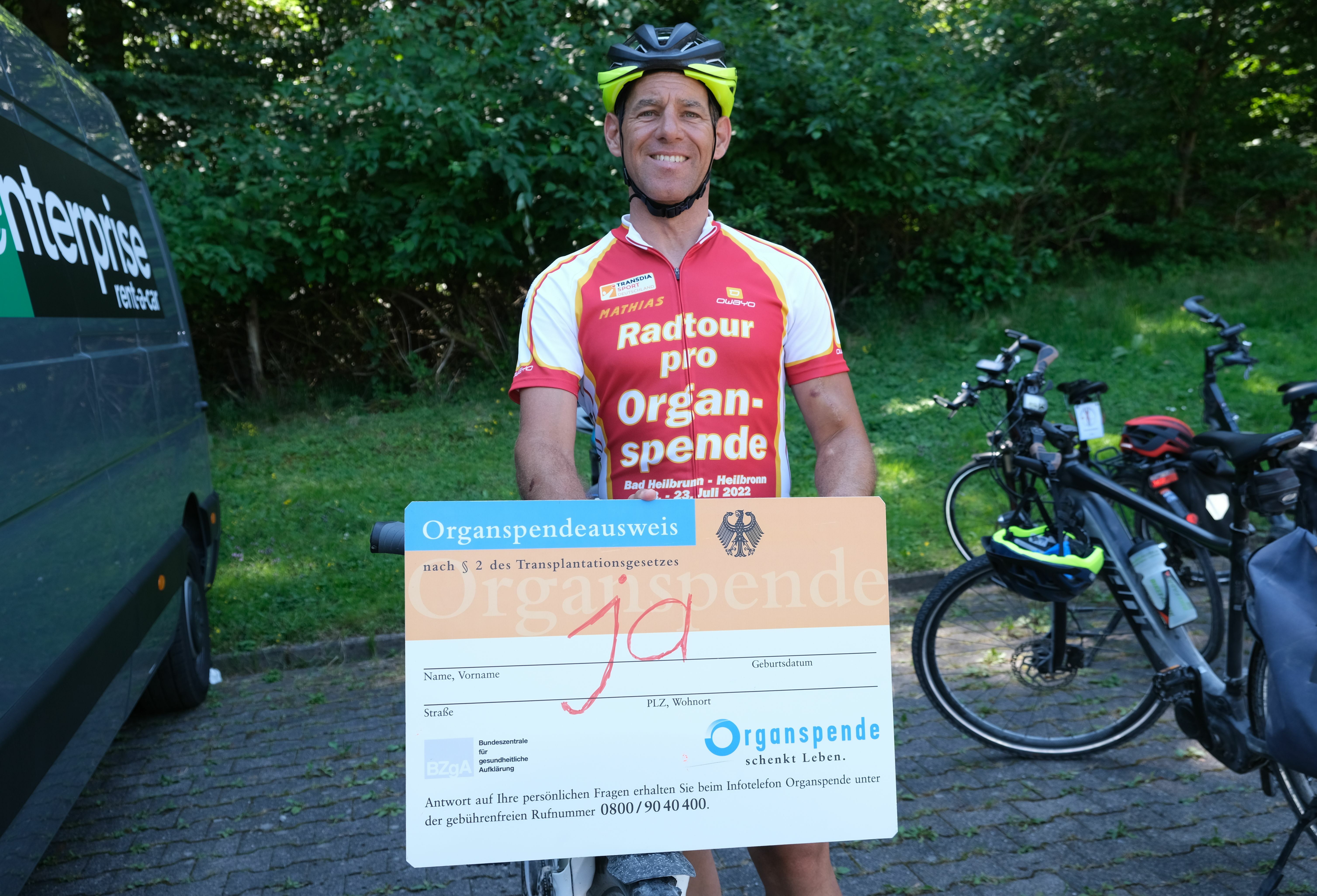 Der Gärtringer Matthias Greb wirbt mit einem symbolischen Ausweis für die Organspende.  Bild: Reichert