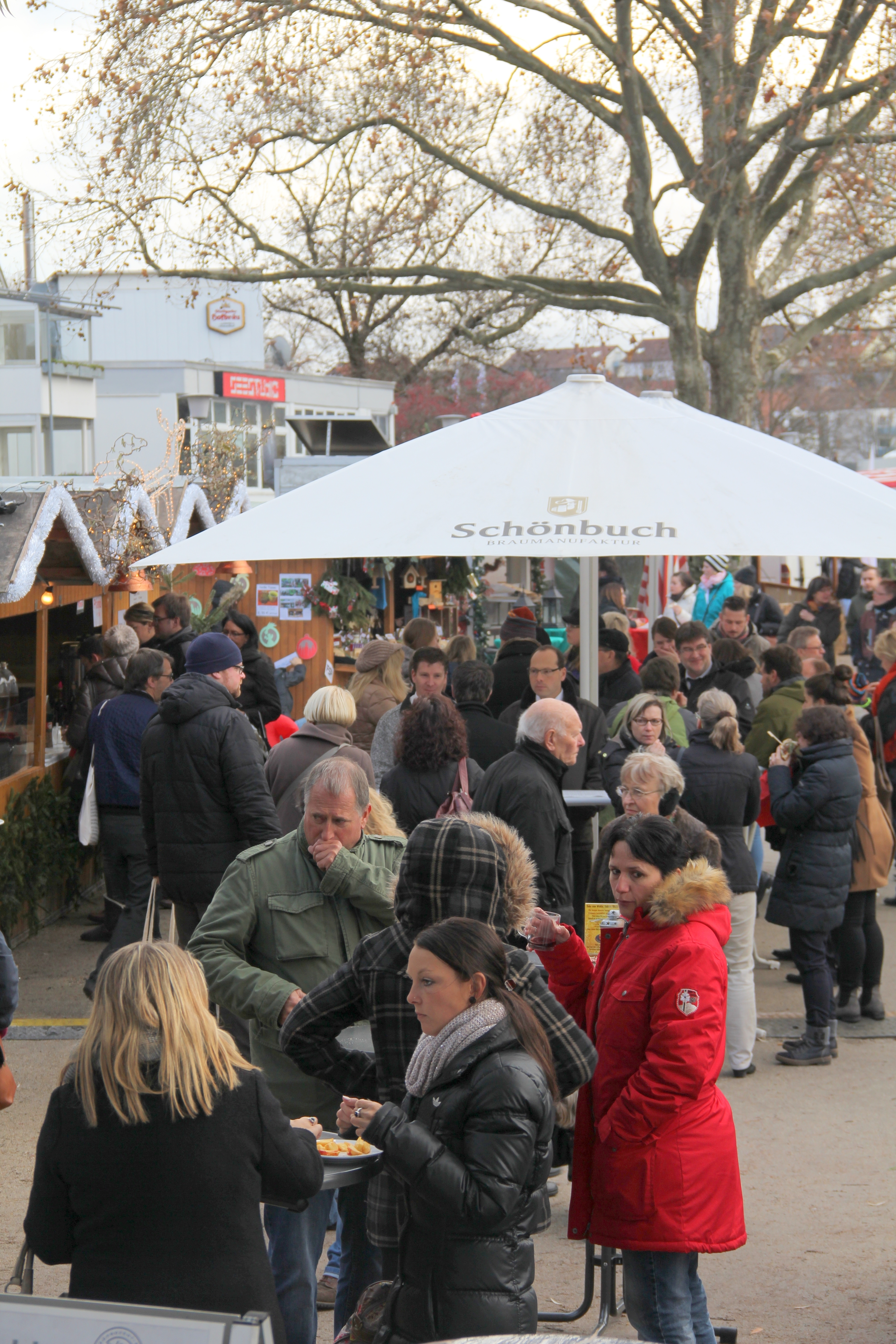 Bereits zur Eröffnung gestern Mittag herrschte großer Andrang beim Böblinger Weihachtsmarkt auf dem Elbenplatz.	(Bild: Oberdorfer)