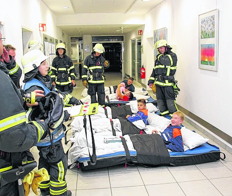 Die Jugendfeuerwehrler machen es vor: Sind die Patienten in sicherer Umgebung, können sie auf ihren Matratzen liegen bleiben.