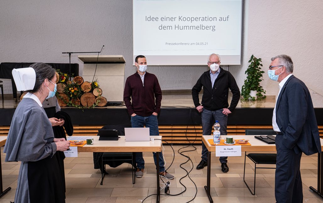 Erstmals wurde die Idee eines Schulzentrums beim Diakonissenmutterhaus nahe Aidlingen vorgestellt. Auf unserem Foto von links: Schwester-Oberin Regine Mohr, Gesamtschulleiter Moritz Widmaier, Gernot Herwig, Vorsitzender des Schulträgervereins und Aidlingens Bürgermeister Ekkehard Fauth. Bild: Richter