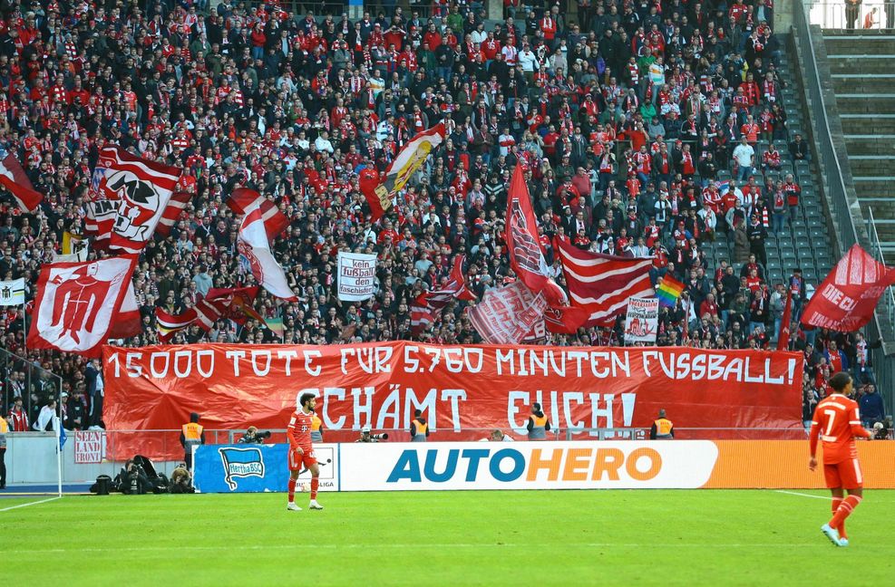 Viele Fußballfans haben zuletzt gegen die WM in Katar protestiert, wie hier beim Spiel von Hertha BSC gegen den FC Bayern München.