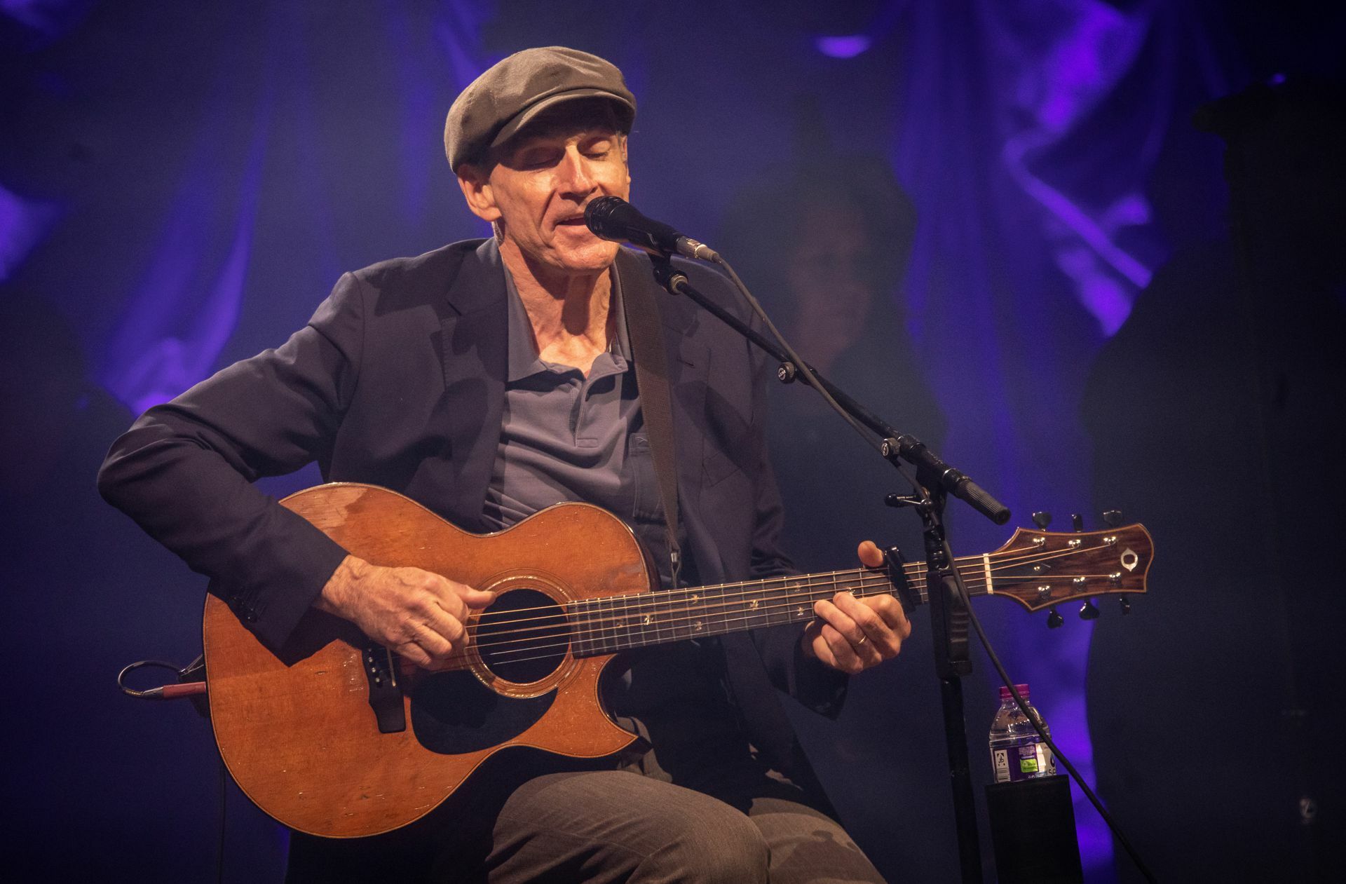 Auch mit 74 Jahren klingt Taylors Stimme kaum blasser.