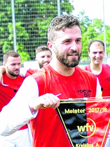 Gökhan Akyüz mit dem Meisterwimpel der Kreisliga A. Jetzt will er mit Ehningen in der Bezirksliga angreifen. Bild: automotorart