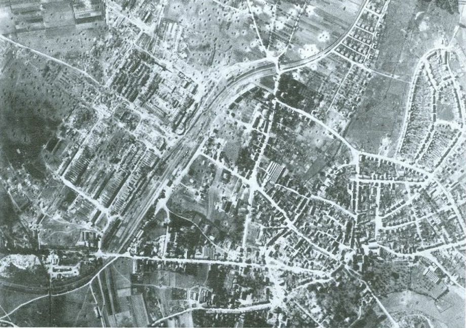 Luftbild nach dem großen Fliegerangriff 1944 über dem zerstörten Daimler-Werk und Sindelfingen. Bild: Stadtarchiv Sindelfingen