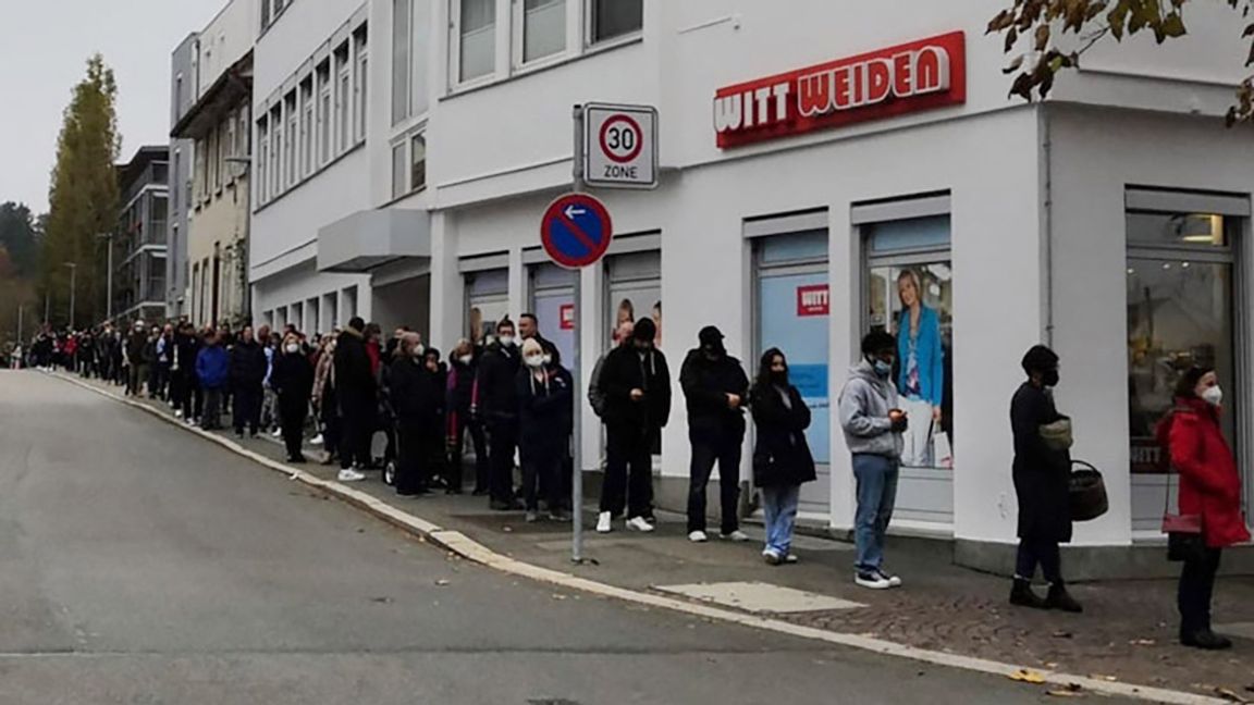 Rathaus Sindelfingen: Riesenandrang bei der Impf-Aktion: Vom Rathaus weg bildete sich eine lange Schlange, die sich in Richtung Klostersee über die ganze Seemühlestraße zog. Bild: Krauter