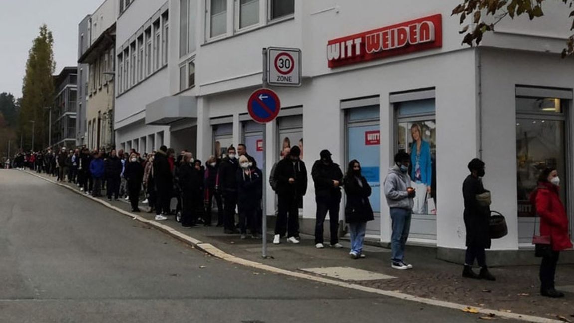 Rathaus Sindelfingen: Riesenandrang bei der Impf-Aktion: Vom Rathaus weg bildete sich eine lange Schlange, die sich in Richtung Klostersee über die ganze Seemühlestraße zog. Bild: Krauter