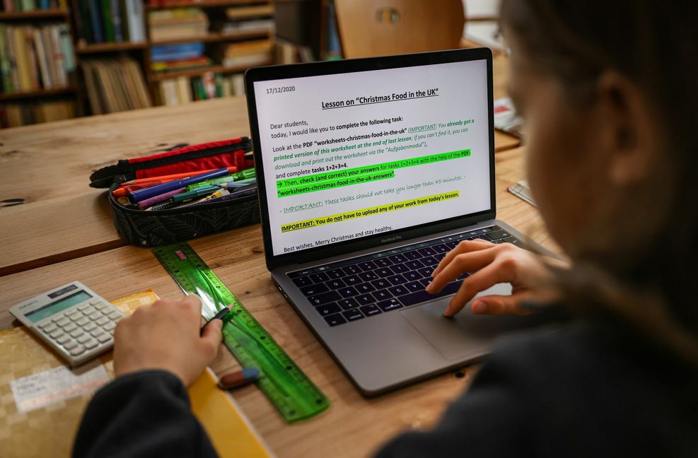 Ohne  Computer ist  Unterricht mit digitalen Lernprogrammen  nicht möglich. Das gilt nicht nur für Englisch, wie in diesem Bild, sondern für alle Fächer.