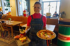 Lilly Elsässer mit Pizza und Burger.