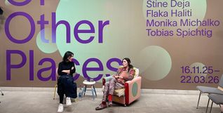 Hannah Eckstein (links) im Gespräch mit Monika Michalko in der Galerie der Stadt Sindelfingen.	Bild: P. Bausch