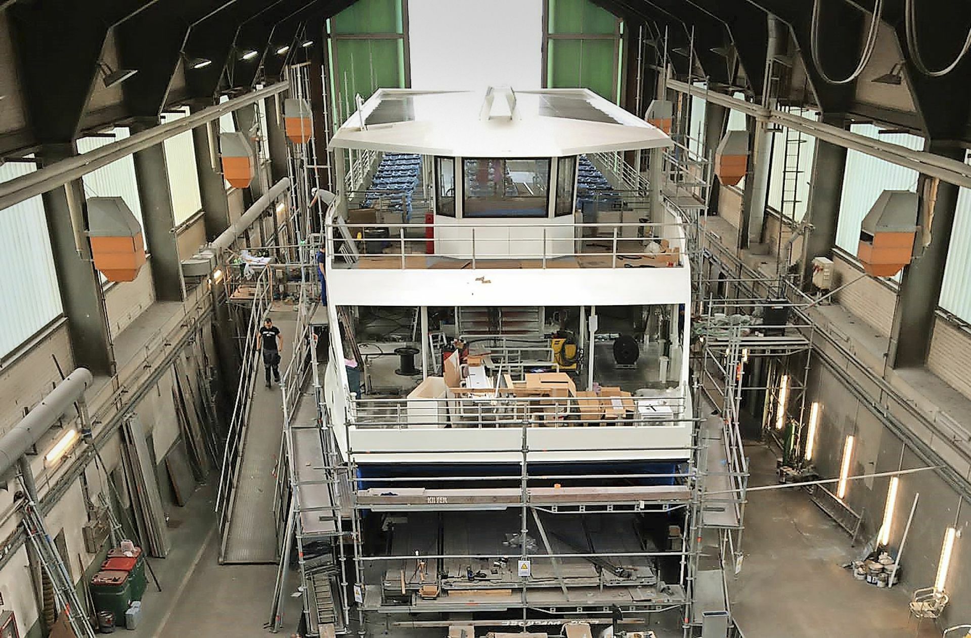 Das neue E-Boot sieht aus wie ein Katamaran. Noch steht es in der Werft in Friedrichshafen.