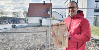 Thorsten Höchtl mit der Sindelfinger Zeitung vom 17. Juli 1962. Dahinter das Haus, in dem einst unter anderem sein Ur-Opa Gottlieb Kohler lebte, Maichingens Bürgermeister in den Jahren 1945 und 1946 und Vorgänger von Erwin Lamparter.