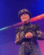 Kabarettistin Sabine Schief ist Gast in der Turn-und Festhalle.