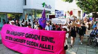 Nach dem versuchten Femizid im Milaneo sind am Sonntag mehrere hundert Menschen auf die Straße gegangen, um gegen Frauengewalt zu protestieren.