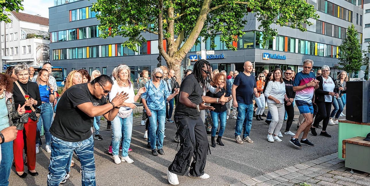 Miguel Guzmann Batista (Mitte), auch bekannt als „Padre de la Salsa“ beim Schnupperkurs.