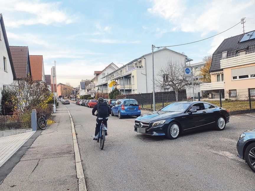 Eine typische Szene auf der Fahrradstraße, aufgenommen in der Liebenzeller Straße: Es wird brenzlig. Drei Minuten brauchte es, dann war das Bild im Kasten. In dieser Szene bog der Autofahrer mit Schrittgeschwindigkeit ein.