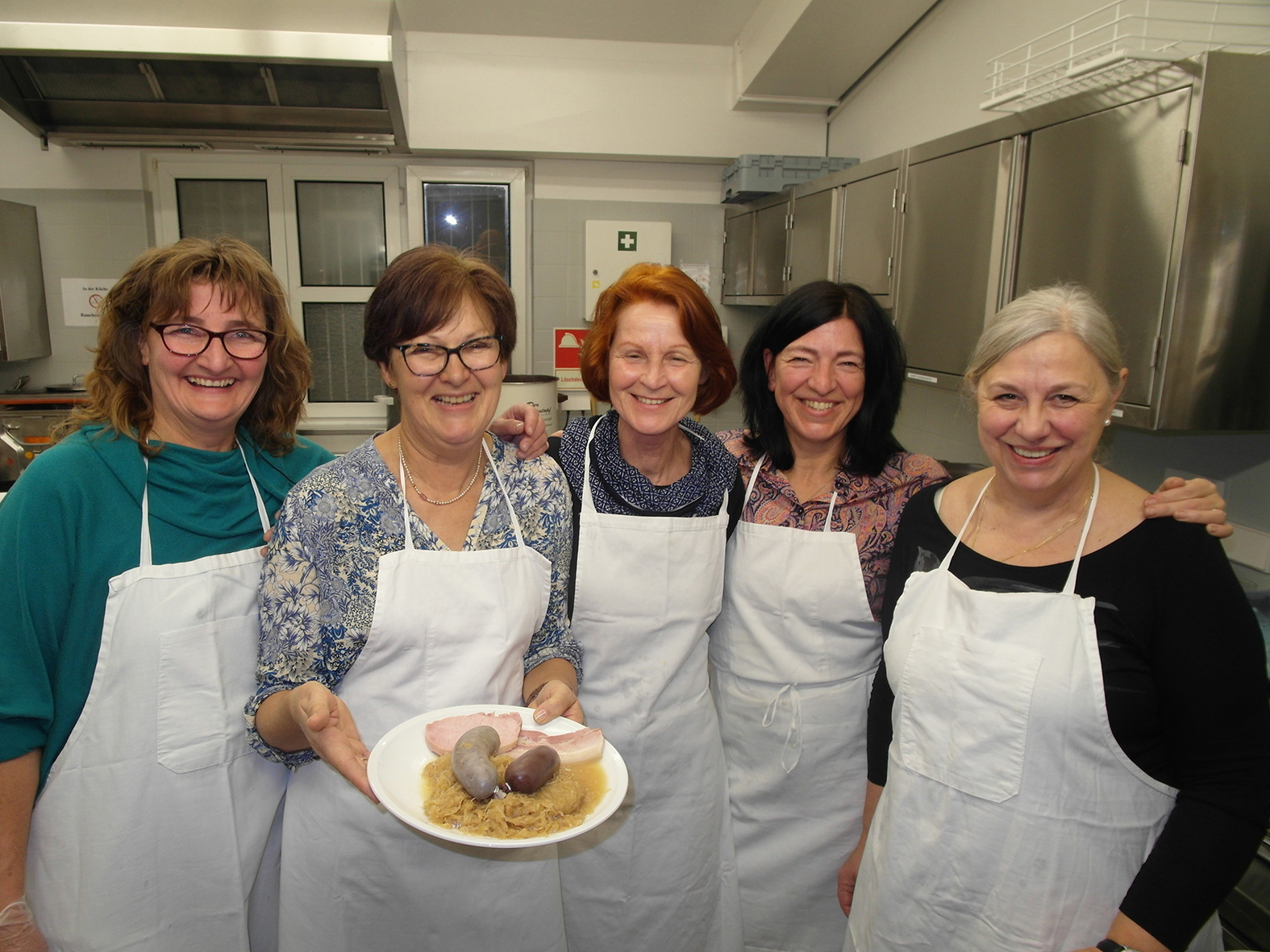 Anette Bradler, Siglinde Schwab, Gabriele Warmer, Marianne Breidt und Ulla Grund (von links) vom Küchenteam der "18. Maichinger Kulturschlachtplatte" servieren das namensgebende Essen. Bild: Staber