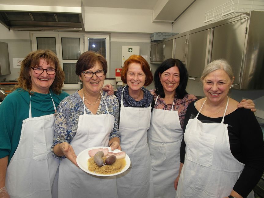 Anette Bradler, Siglinde Schwab, Gabriele Warmer, Marianne Breidt und Ulla Grund (von links) vom Küchenteam der "18. Maichinger Kulturschlachtplatte" servieren das namensgebende Essen. Bild: Staber