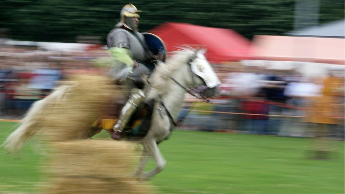 Ein Soldat der römischen Kavallerie reitet auf seinem Pferd während einer Kavallerievorführung anlässlich des Römerfestes in Xanten (Archivfoto).
