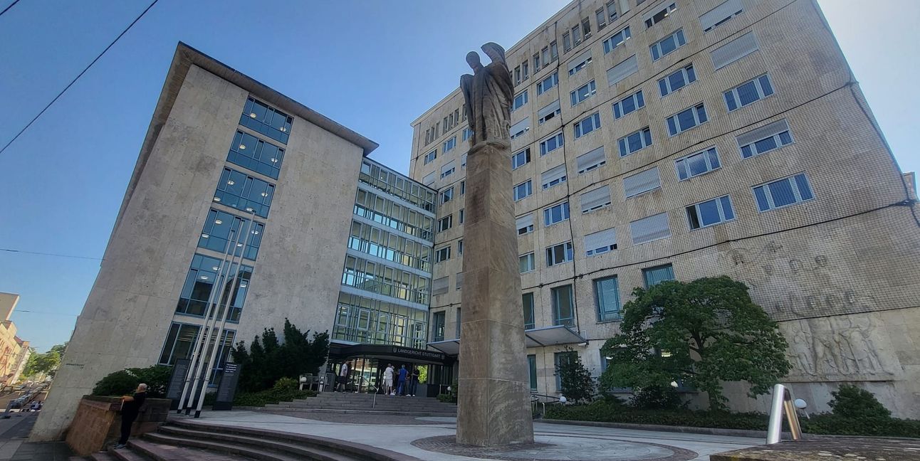 Am Landgericht Stuttgart hat der Prozess gegen die drei Angeklagten begonnen.