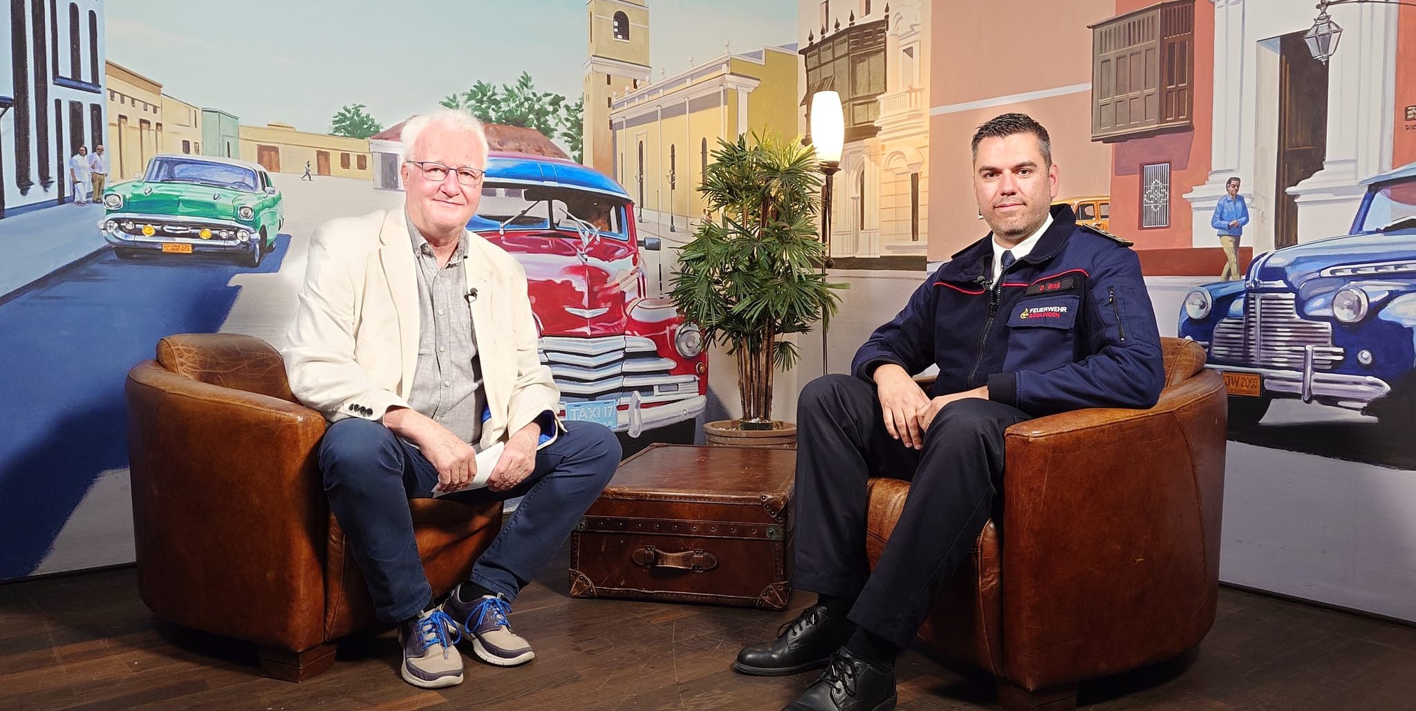 Daniel Rieß (rechts) gehört zur neuen Einsatzgruppe Schlangen und Reptilien der Feuerwehr Böblingen und stellt sie im Stadtgespräch Böblingen mit Hans-Jörg Zürn (Sindelfinger Zeitung/Böblinger Zeitung) vor.