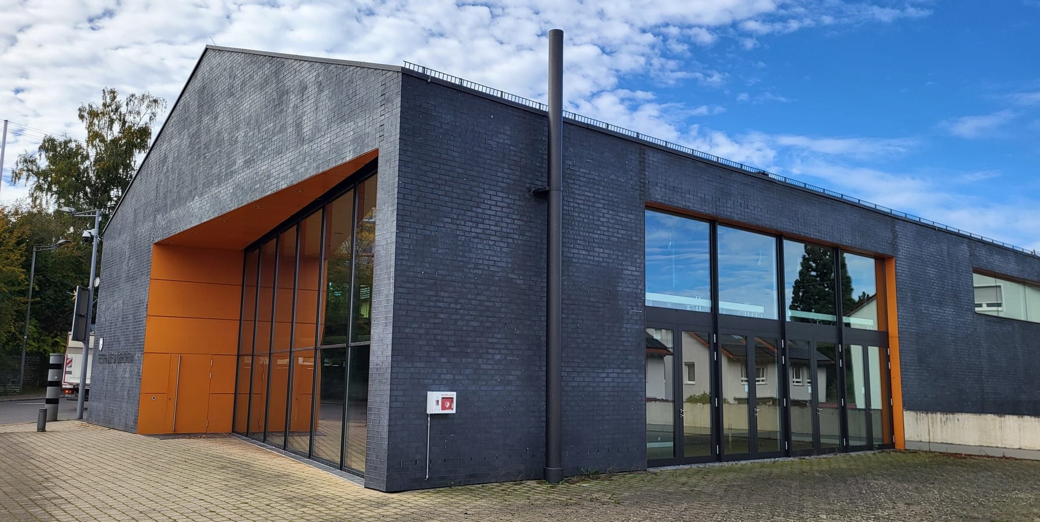 Die „Blackbox“, wie die Dagersheimer ihre Festhalle nennen, bietet die perfekte Kulisse für diese Premiere.Bild: Cardoso