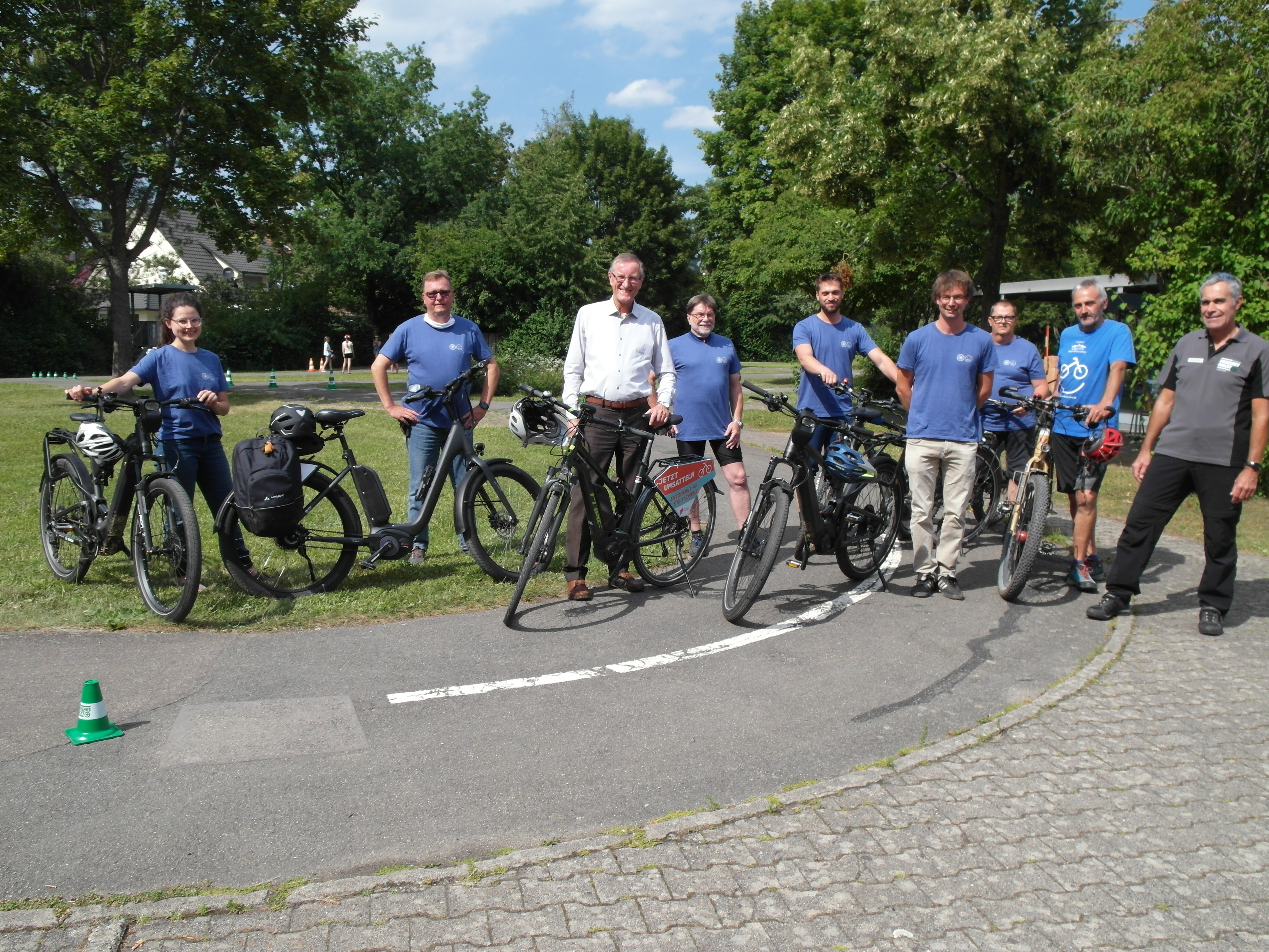 Das Fahren auf dem E-Bike soll sicherer werden (von links): Lisa Baumgartl (Elektrofahrrad-Trainerin), Michael Ziegler (Trainer), Landrat Roland Bernhard, Wolfgang Hassler (Trainer), David Frérot (Radverkehrsbeauftragter des Landkreises Böblingen), Benedikt Glitz (Bildungsreferent des ADFC-Landesverbands), Frank Eichhorn (Trainer), Roland Schmitt (Vorsitzender der ADFC-Ortsgruppe Böblingen/Sindelfingen), Gerhard Puscher (Vorsitzender der Kreisverkehrswacht Böblingen.     Bild: Staber