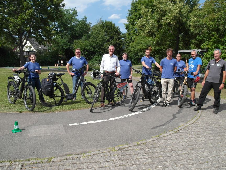 Das Fahren auf dem E-Bike soll sicherer werden (von links): Lisa Baumgartl (Elektrofahrrad-Trainerin), Michael Ziegler (Trainer), Landrat Roland Bernhard, Wolfgang Hassler (Trainer), David Frérot (Radverkehrsbeauftragter des Landkreises Böblingen), Benedikt Glitz (Bildungsreferent des ADFC-Landesverbands), Frank Eichhorn (Trainer), Roland Schmitt (Vorsitzender der ADFC-Ortsgruppe Böblingen/Sindelfingen), Gerhard Puscher (Vorsitzender der Kreisverkehrswacht Böblingen.     Bild: Staber