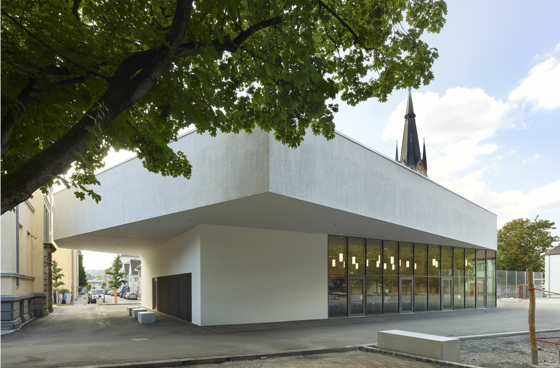 Der Neubau der Mensa der Martin-Luther-Schule  in Bad Cannstatt mit dem weit auskragenden Dach wurde von dem Stuttgarter Architekturbüro Harris + Kurrle entworfen.