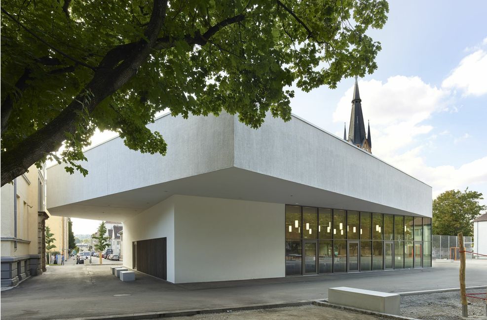 Der Neubau der Mensa der Martin-Luther-Schule  in Bad Cannstatt mit dem weit auskragenden Dach wurde von dem Stuttgarter Architekturbüro Harris + Kurrle entworfen.