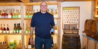 Dennis Mohr bietet in seinem Streuobstlädle nicht nur Essig an.Bild: Nüßle