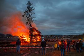Der Holzstapel brennt und soll den Winter vertreiben.