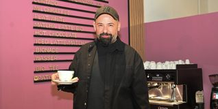 Auf eine Tasse Kaffee in der Markthalle - Aleks Zavacki  bietet dazu allerlei Süßes.