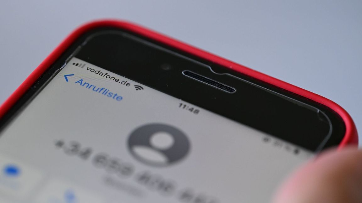 Ein Anruf aus Spanien, den man so gar nicht erwartet? Gut möglich, dass es sich um Betrüger handelt - wie hier auf einem Handy mit Vodafone-Vertrag.