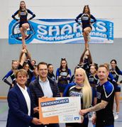 Die Übergabendes Spendenschecks.