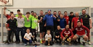 Die drei besten Mannschaften des 21. Neunmeterturniers des FV Fortuna Böblingen auf einem Foto.