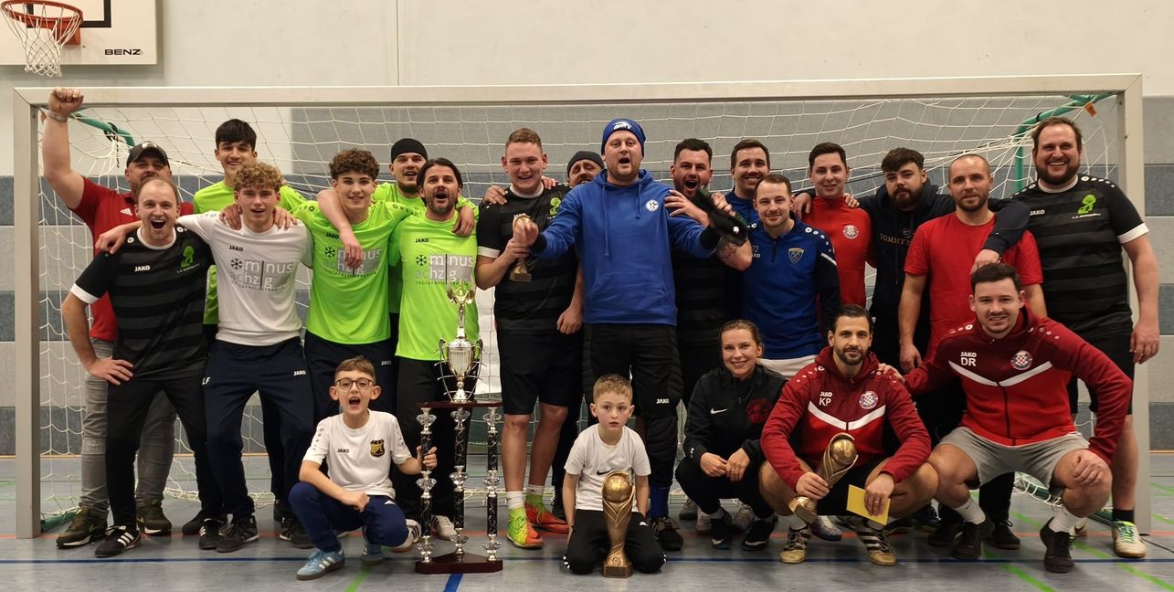 Die drei besten Mannschaften des 21. Neunmeterturniers des FV Fortuna Böblingen auf einem Foto.