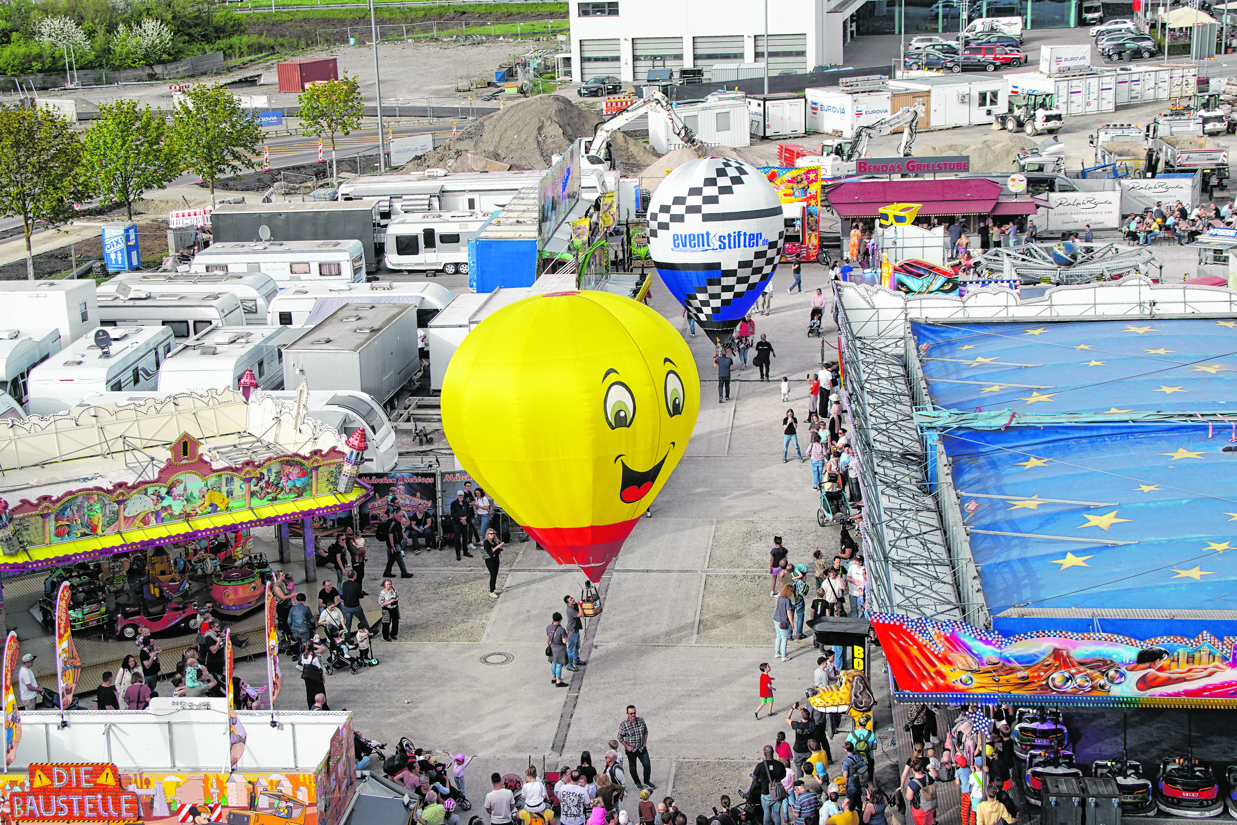 Kleiner als die großen Heißluftballons, aber trotzdem üben sie eine Faszination aus: Modellheißluftballons.