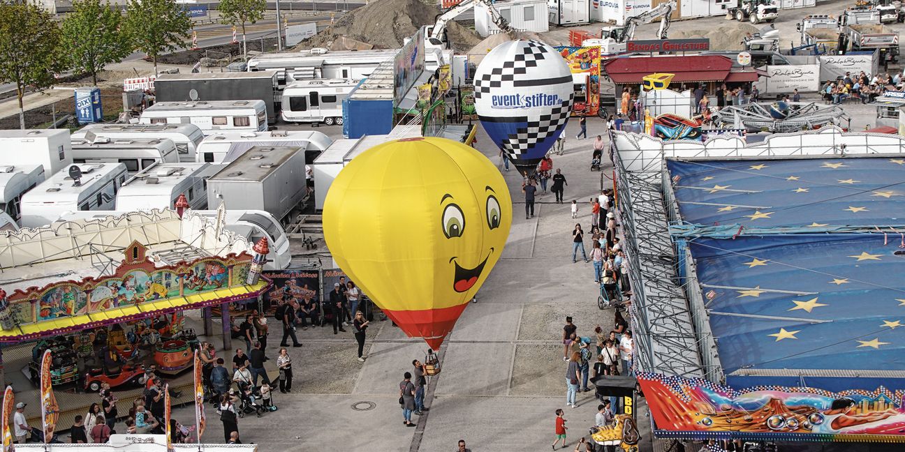 Kleiner als die großen Heißluftballons, aber trotzdem üben sie eine Faszination aus: Modellheißluftballons.
