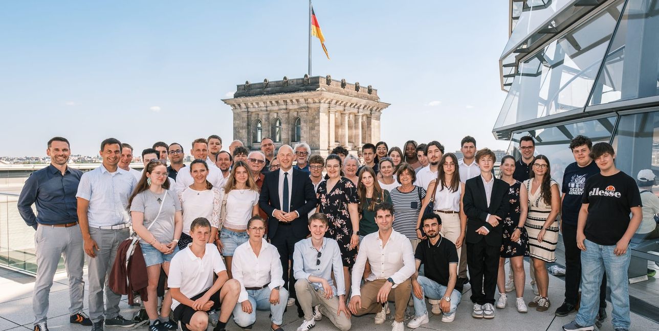 Die Gruppe aus dem Kreis Böblingen war vier Tage in der Bundeshauptstadt bei Marc Biadacz (Mitte, im Anzug).