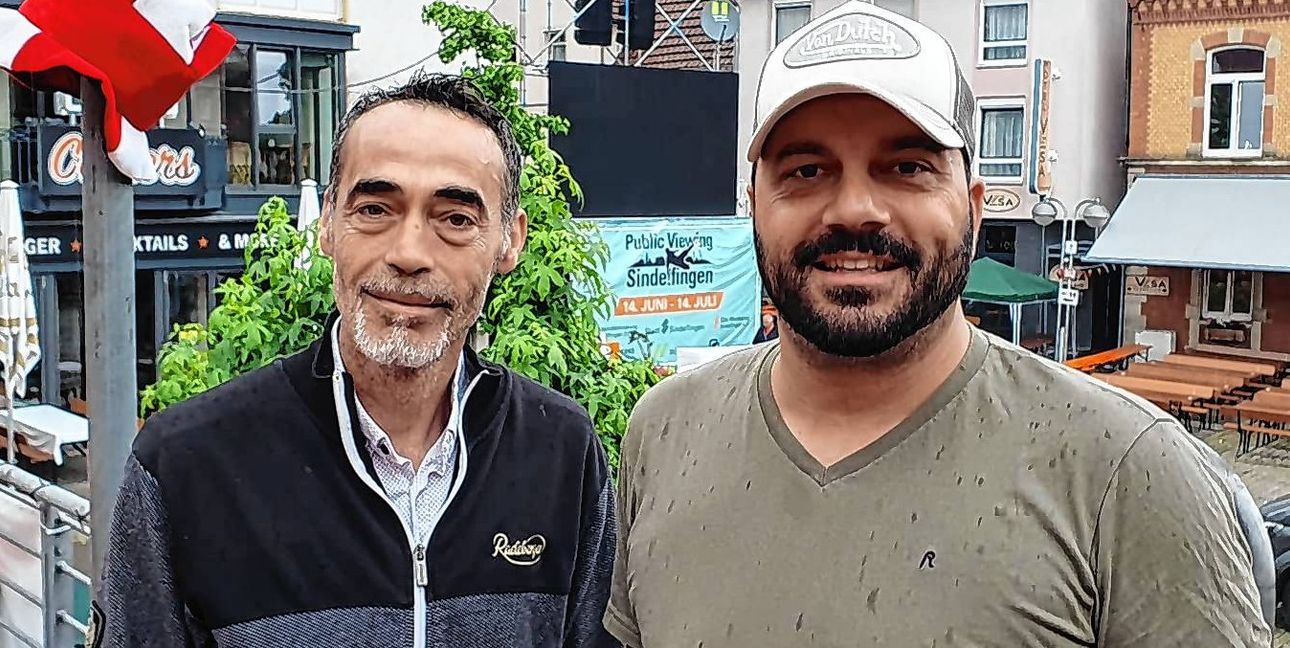 Izet „Toni“ Krasniqi und Adriano Scarano auf der Place-Terrasse. Bild: Wegner