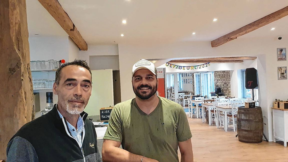 Izet "Toni" Krasniqi und Adriano Scarano in der Bar.
