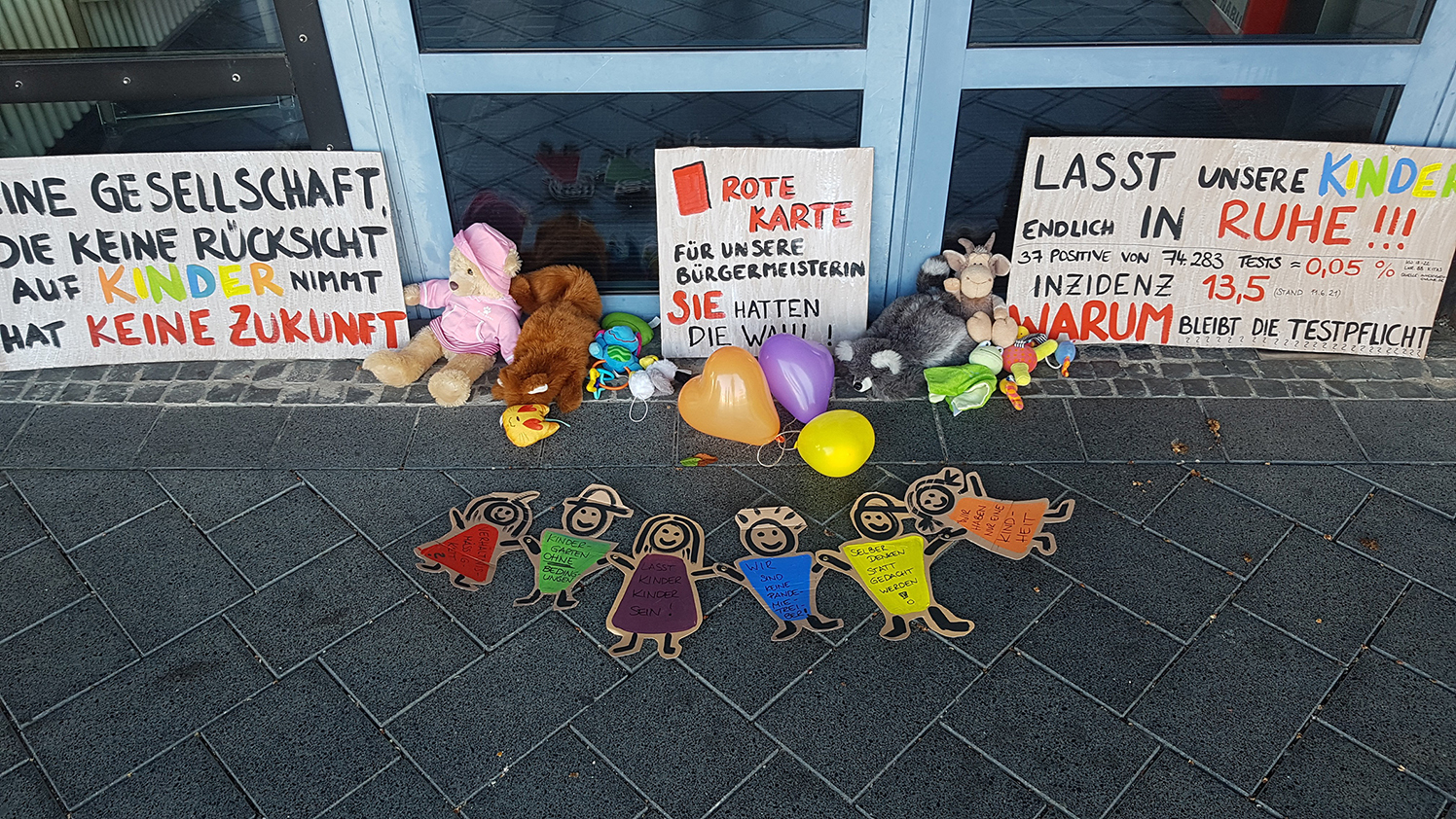 Vor 21 Rathäusern im Kreis Böblingen wurden wie hier in Rutesheim am Wochenende Kuscheltiere und Plakate von Eltern niedergelegt, die damit ihre Kritik an der bis zum 30. Juni bestehenden Testpflicht in den Kitas zum Ausdruck bringen wollen. Bild: z