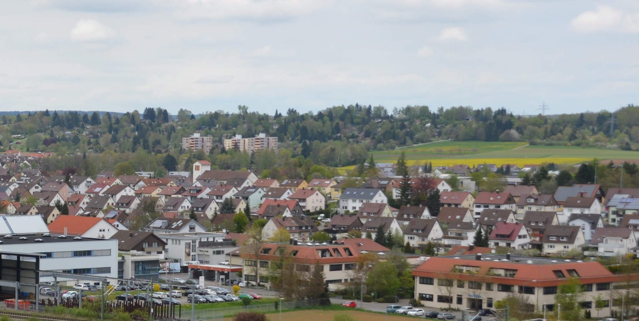 Rechts von den drei Magstadter Hochhäuser (Bildmitte) soll mit Seele/Metzlesbach in den nächsten Jahren auf drei Etappen eine Neubausiedlung mit Einfamilienhäusern bis hin zu Geschossbauten entstehen.