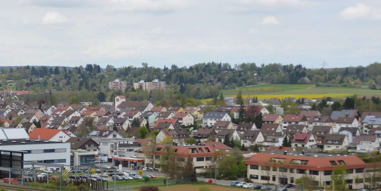 Rechts von den drei Magstadter Hochhäuser (Bildmitte) soll mit Seele/Metzlesbach in den nächsten Jahren auf drei Etappen eine Neubausiedlung mit Einfamilienhäusern bis hin zu Geschossbauten entstehen.