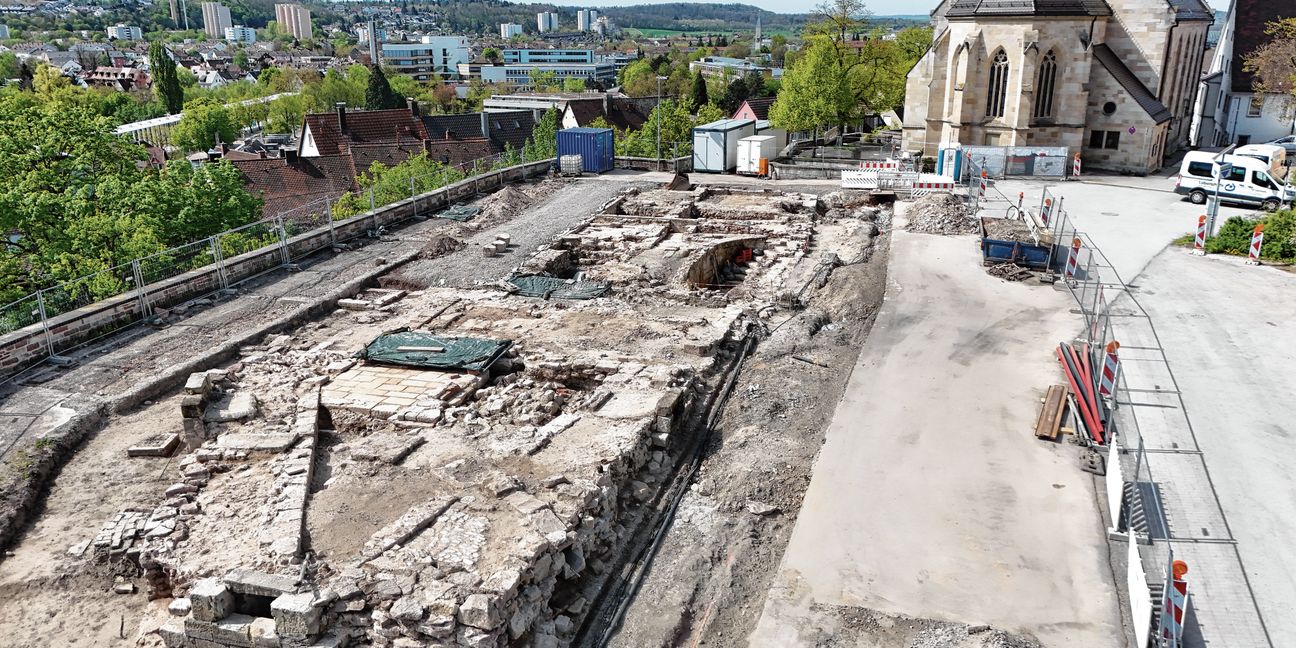 Das Fundament des Schlossbergs, rechts ist der Abgang zum Kellergewölbe erkennbar. Die Grabungen im südlichen Areal ziehen sich bis Juli.
