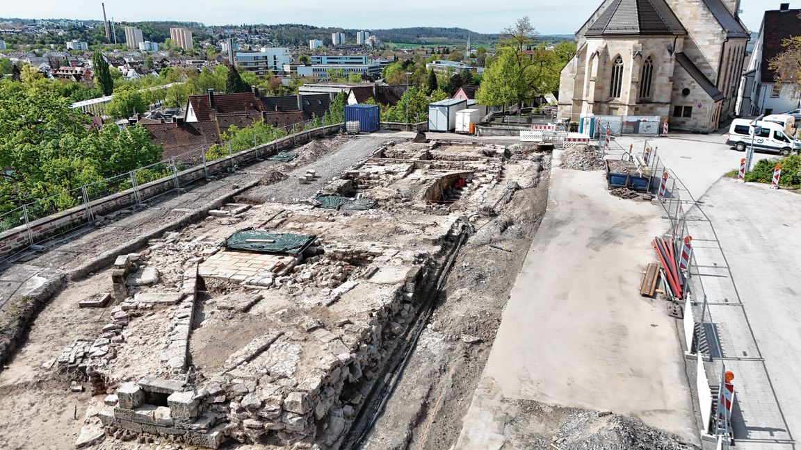 Das Fundament des Schlossbergs, rechts ist der Abgang zum Kellergewölbe erkennbar. Die Grabungen im südlichen Areal ziehen sich bis Juli.