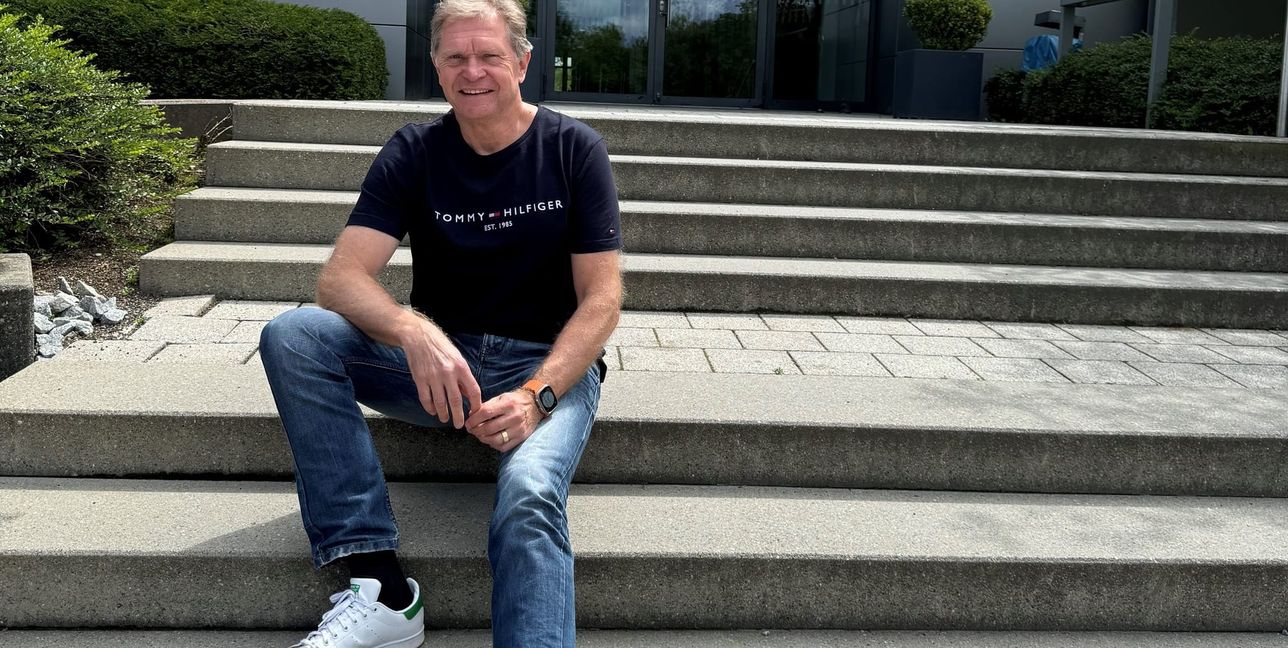 Harry Kibele vor der Sportwelt des VfL Sindelfingen. Einen passenderen Platz kann es für dieses Bild nicht geben.
