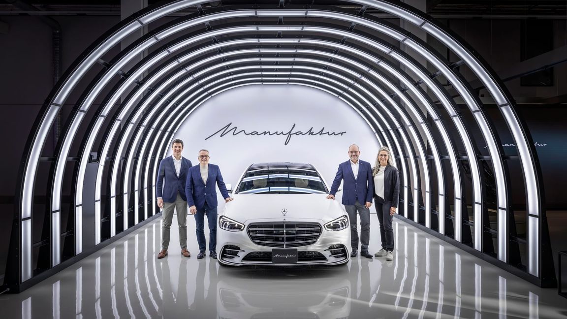 Bei der Eröffnung der neuen Manufaktur (von links): Michael Schiebe, Vorsitzender der Geschäftsführung der Mercedes-AMG GmbH und Leiter Geschäftsbereiche Mercedes-Benz G-Klasse & Mercedes Maybach, Betriebsratschef Ergun Lümali, Dr. Jörg Burzer, Vorstandsmitglied der Mercedes-Benz Group AG, Produktion, Qualität & Supply Chain Management und Sara Gielen, Standortverantwortliche Mercedes-Benz-Werk Sindelfingen.