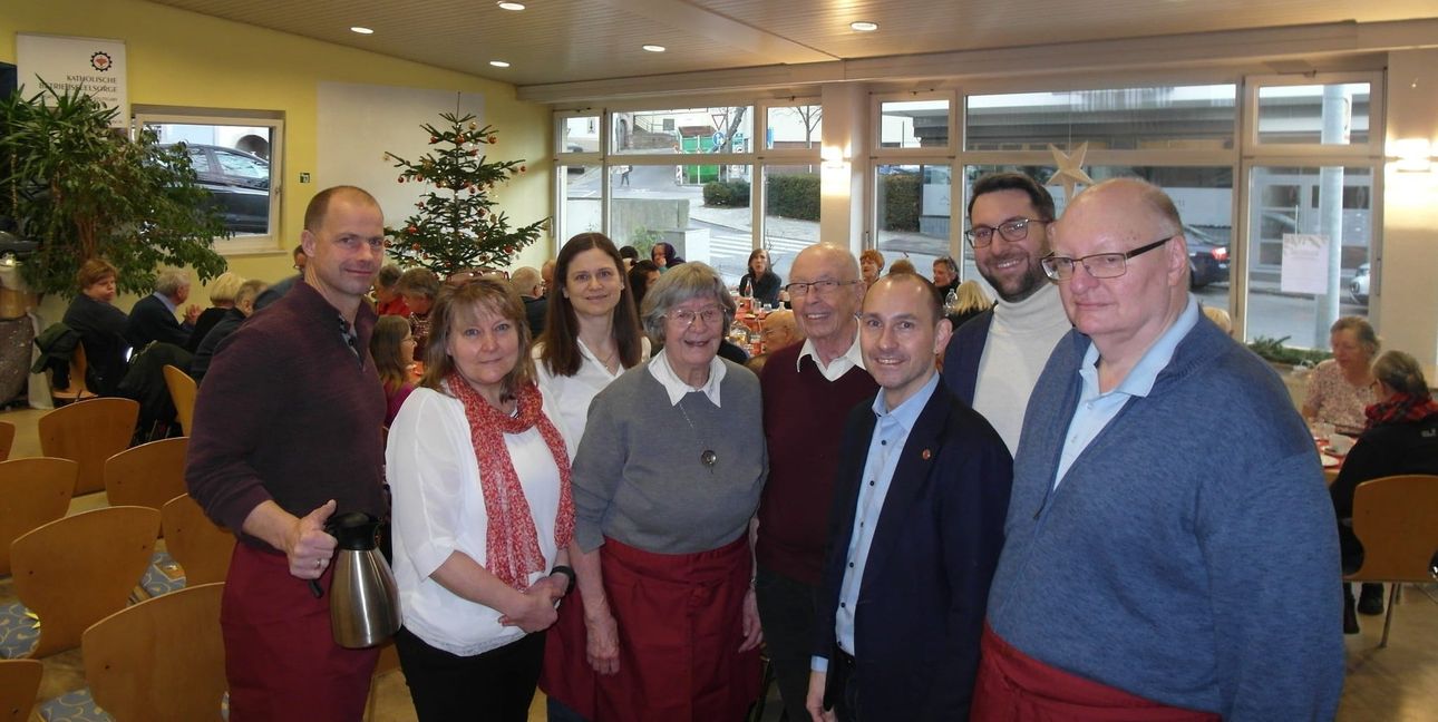 Auf unserem Foto (von links): Dr. Oliver Henke (Leiter der Böblinger Stadtgärtnerei), Silvia Rölle (Büroleiterin der katholischen Betriebsseelsorge), Elisabeth Biczo, Ulla Heckmann, Paul Schobel, Oberbürgermeister Dr. Stefan Belz, Marian Schirmer (katholischer Betriebsseelsorger), Georg Patzek (DGB-Kreisvorsitzender und Leitungsmitglied der Arbeitergemeinde).