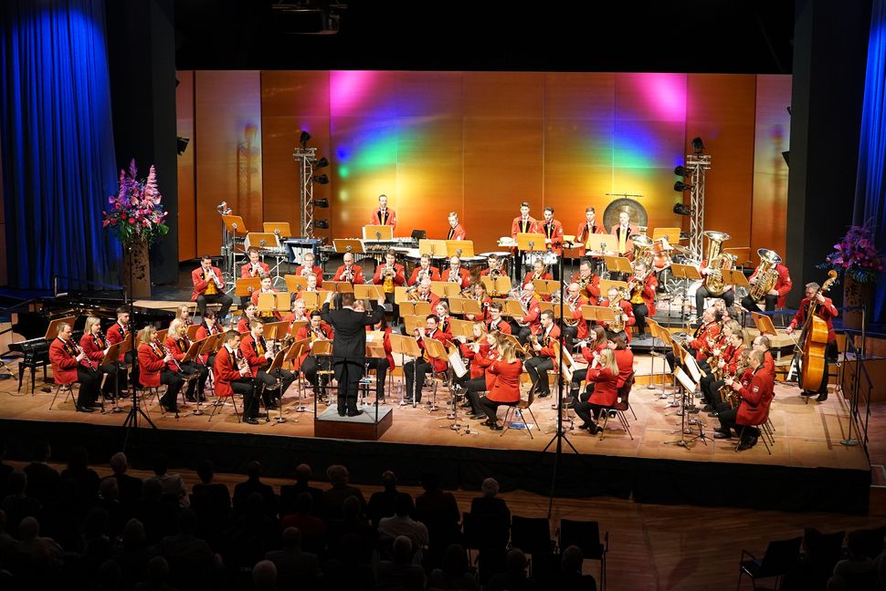 Erstmals dirigiert Thomas Scheiflinger das traditionelle Neujahrskonzert der Feuerwehr Musikkapelle Dagersheim in der Kongresshalle Böblingen. Bild: Heiden